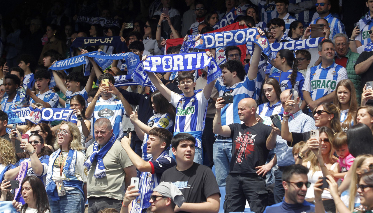 Afición blanquiazul en el Dépor-Andorra