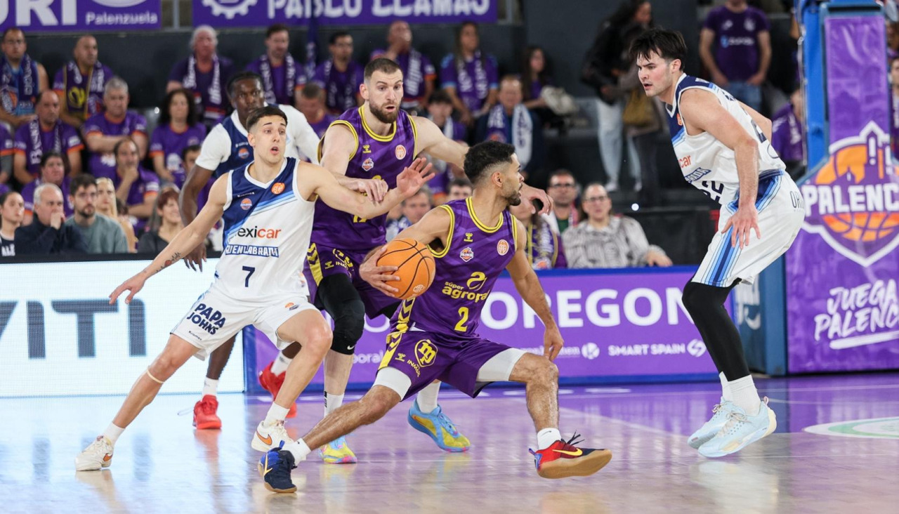 Imagen de uno de los partidos del cruce de cuartos de final entre el Palencia y el Fuenlabrada