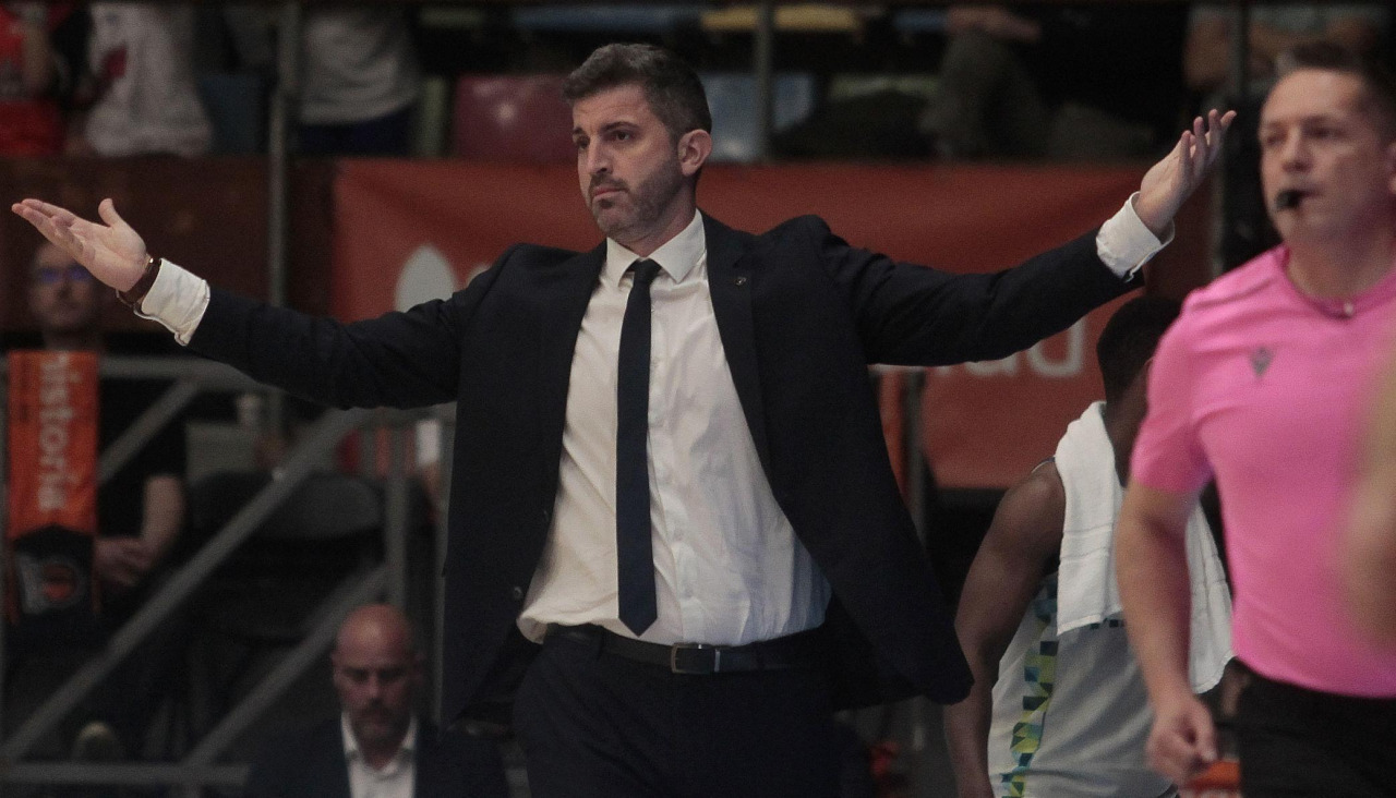 Javi Zamora gesticula durante un partido contra el Básquet Coruña
