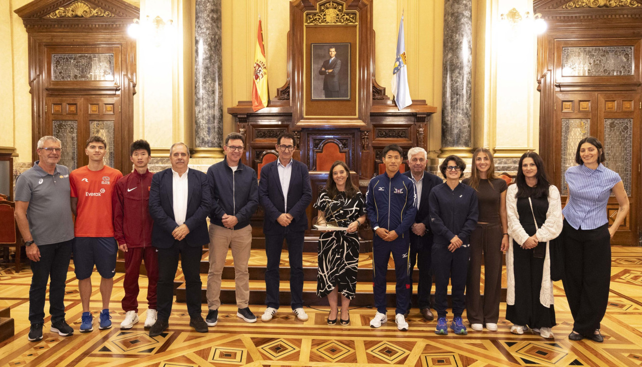 La alcaldesa Inés Rey recibe en el Concello a algunas de las delegaciones participantes en el GP Cantones