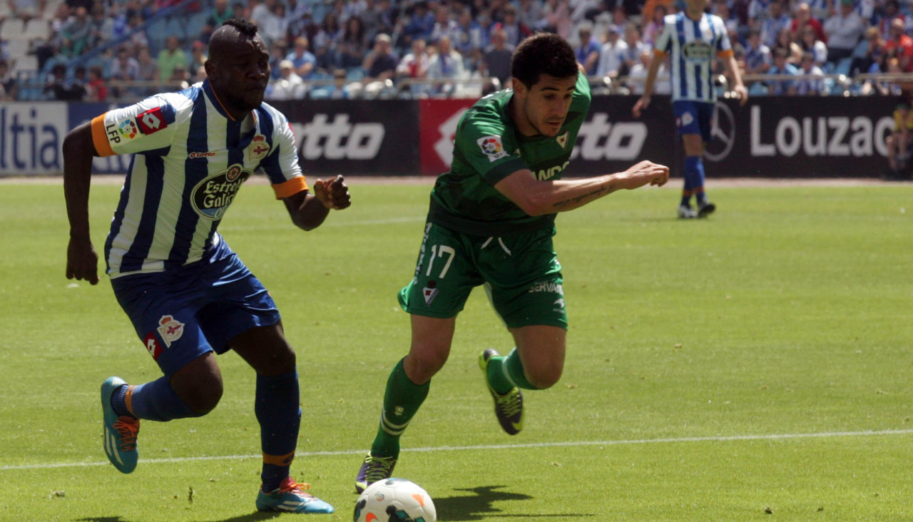 Sissoko conduce el balón en el Deportivo-Eibar de la temporada 2013-14, en la que el equipo eibarrés ascendió como campeón en su primer año tras subir desde Segunda B y el Dépor, como segundo