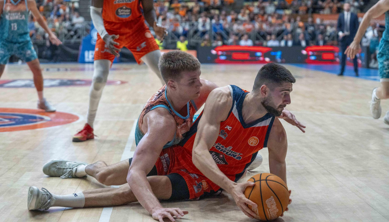 Brnovic y Schott pelean por un balón en el segundo partido de la serie