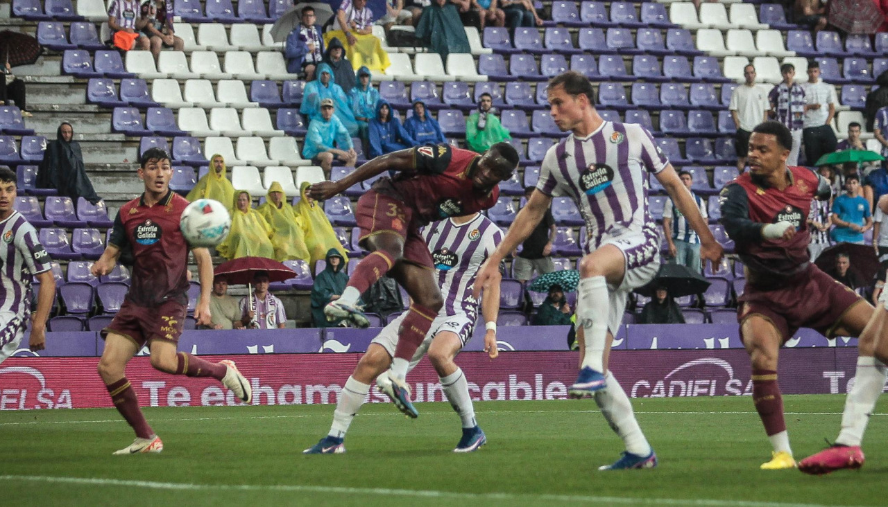 Bil Nsongo remata de cabeza para hacer el 1-0