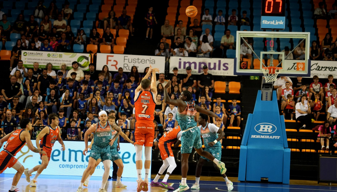 Micovic lanza un triple ante la defensa de Galette