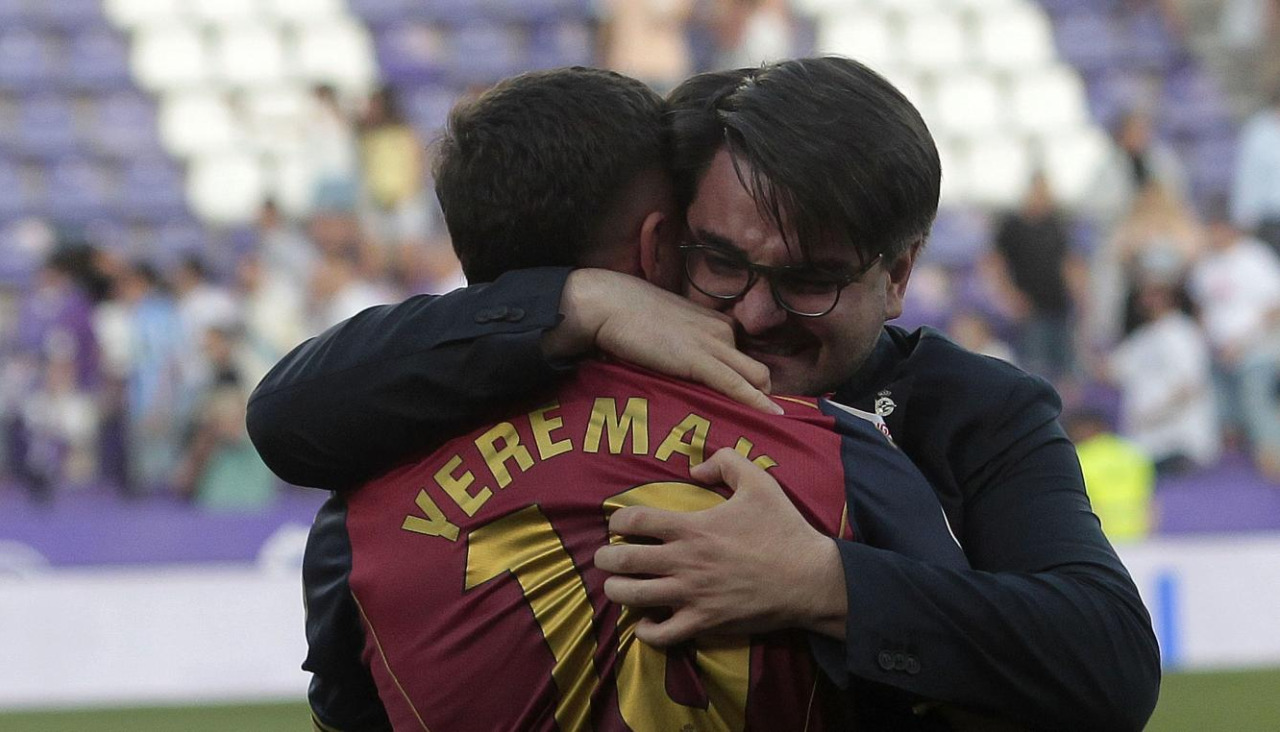 Benassi abraza a Zaka en la celebración