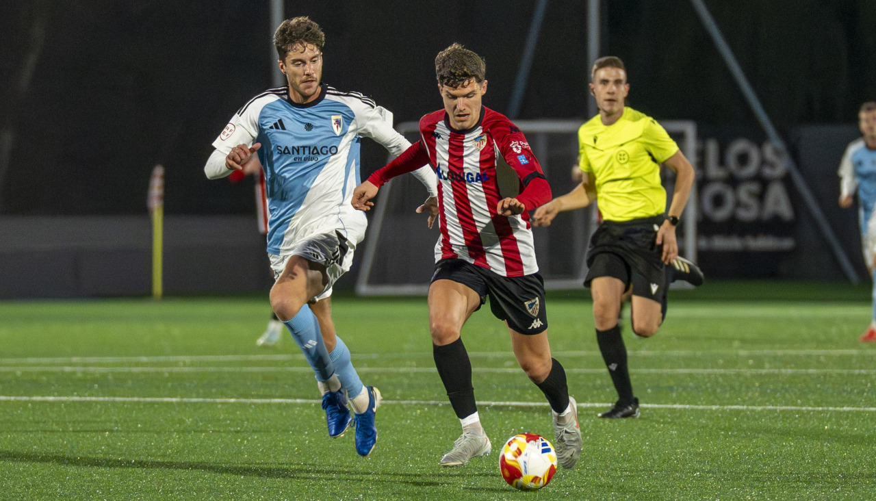 Raúl Melo, extremo del Atlético Arteixo, durante el partido ante el Compostela de la primera vuelta