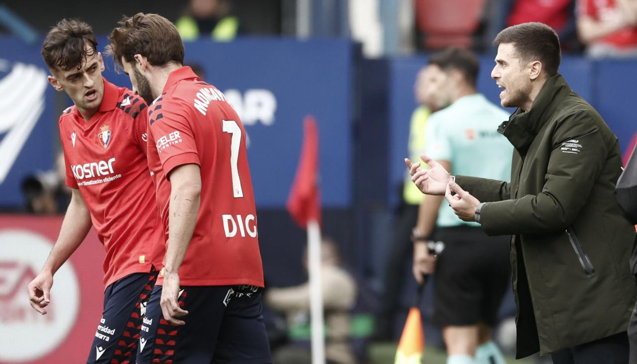El entrenador del Osasuna, Alessio Lisci (d), durante el encuentro de la jornada 37 de LaLiga entre CA Osasuna y RCD Espanyol