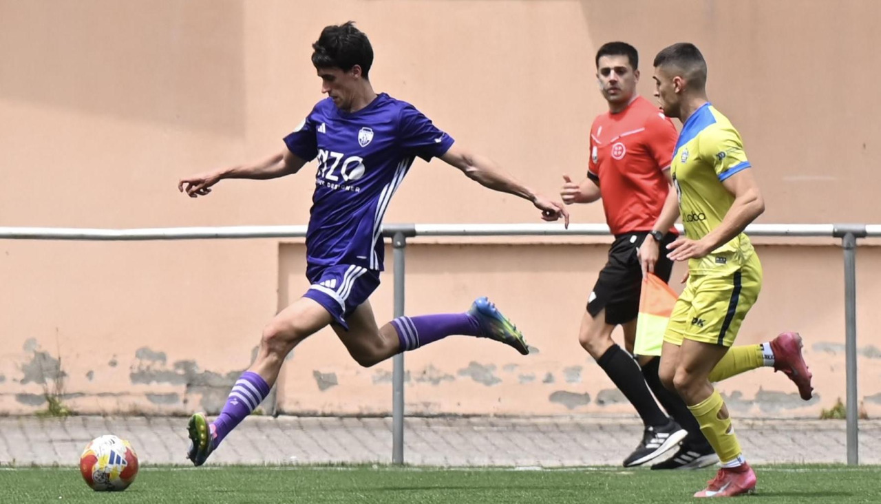 Jorge Otero, extremo del Montañeros, en el partido de la última jornada contra el Juventud Cambados