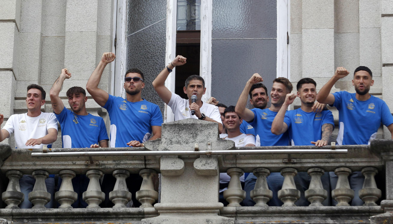 Jugadores y staff en uno de los balcones del Ayuntamiento en la celebración en María Pita