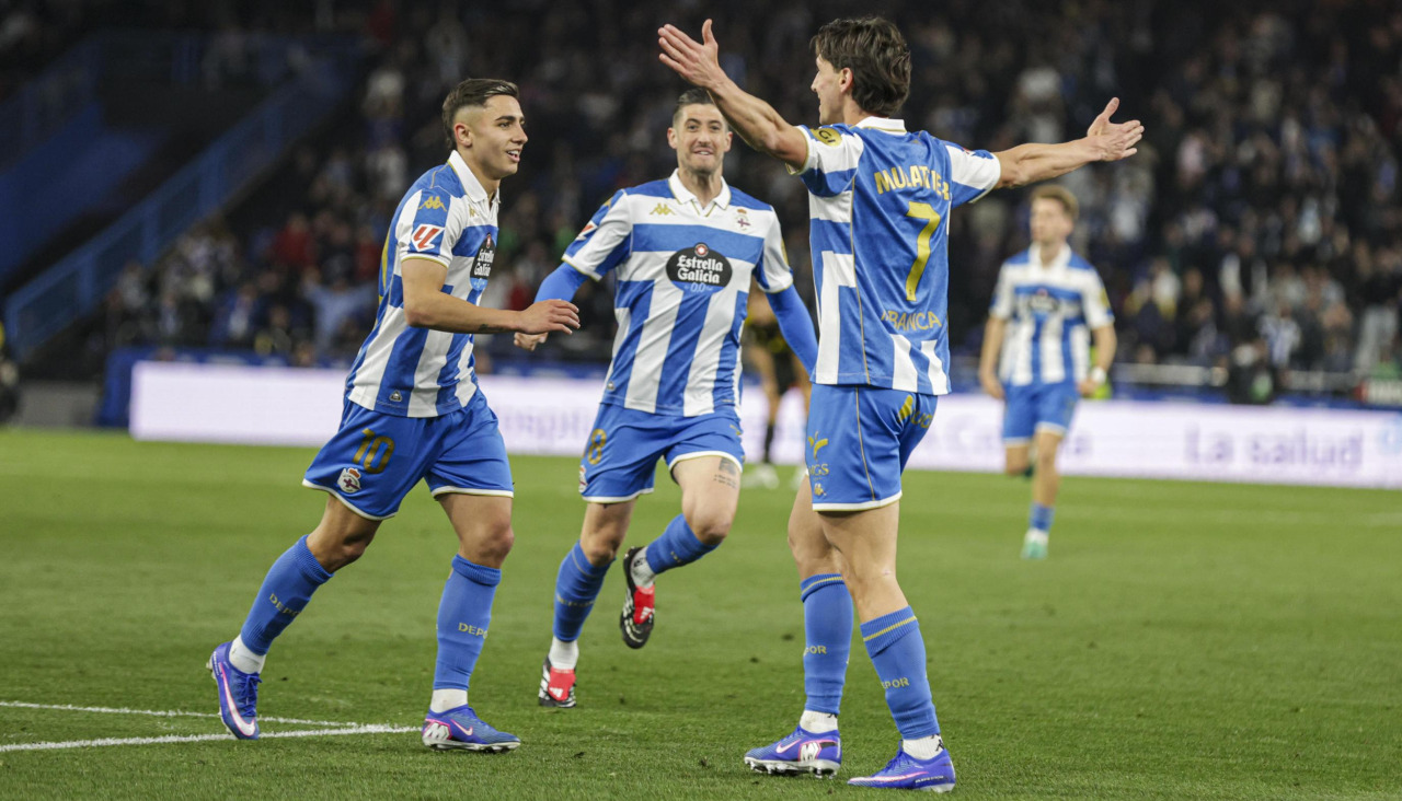 Samuele Mulattieri celebra junto a Yeremay Hernández y Sergio Escudero un gol en Riazor