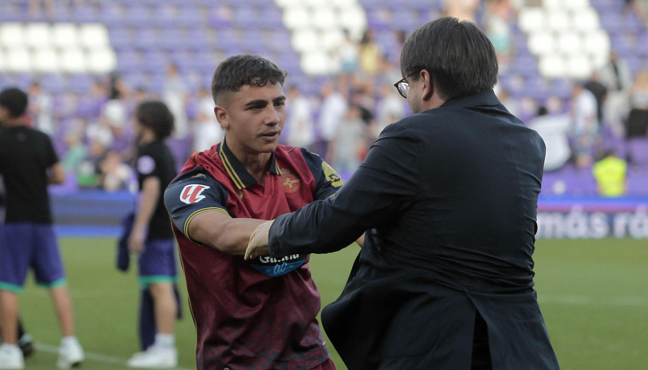 Yeremay y Massimo Benassi a punto de abrazarse tras el ascenso