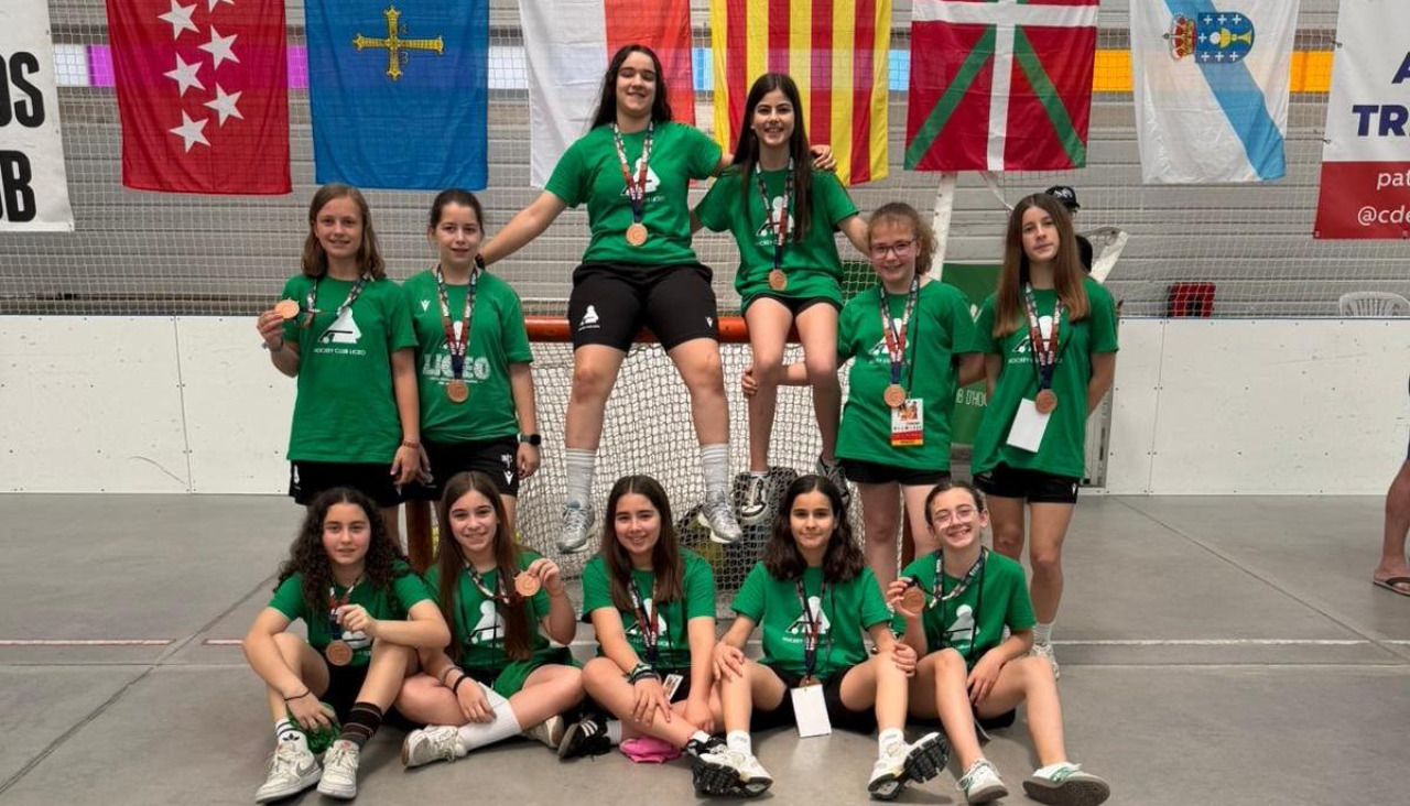 El equipo alevín femenino del Liceo que se colgó la medalla de bronce en el Campeonato de España disputado en Tres Cantos