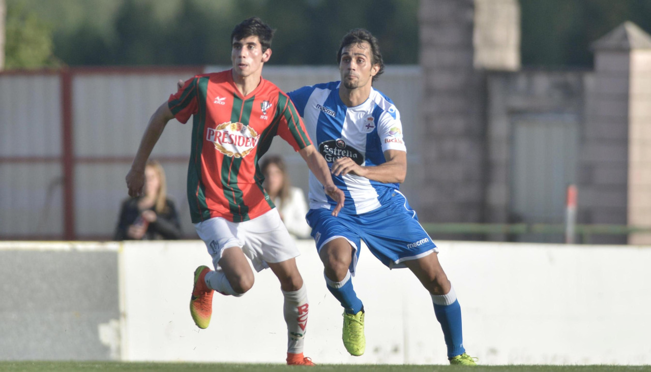 Villares, con el Racing Villalbés, pendiente del balón ante Arribas en un partido contra el Dépor en la pretemporada del verano del 2017Fútbol Primera DivisiónPretemporada 2017/2018Racing-Villalbés-Deportivo 0-2