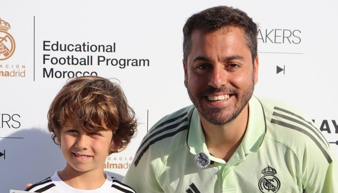 Brais Mahía, coordinador del programa de la Fundación Real Madrid en Marruecos, entrega un diploma a un joven jugador