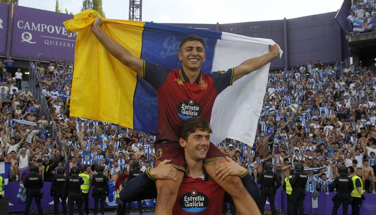 Yeremay, a hombros de Gragera durante la celebración del ascenso del Deportivo en Valladolid