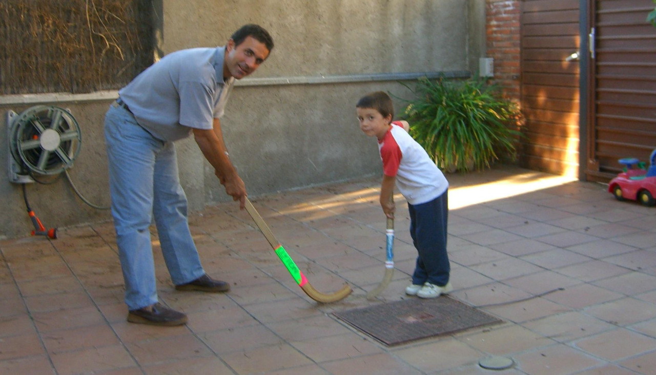 Fernando Pujalte enseña a jugar a su hijo Joan