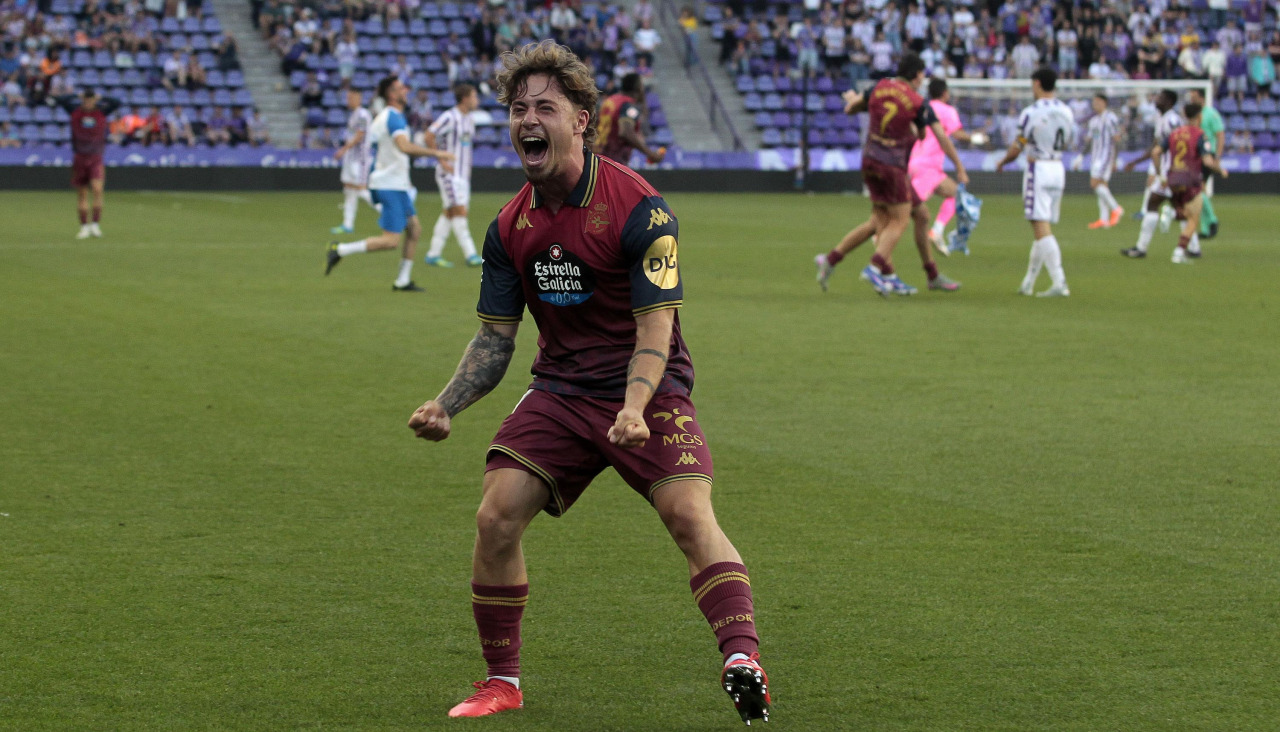 Mario Soriano celebra con la grada el ascenso del Deportivo tras el pitido final en el José Zorrilla