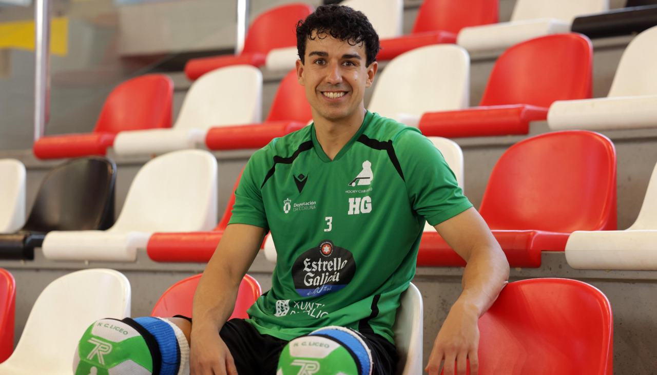 Arnau Xaus, jugador del Liceo, en las gradas del Palacio de los Deportes de Riazor