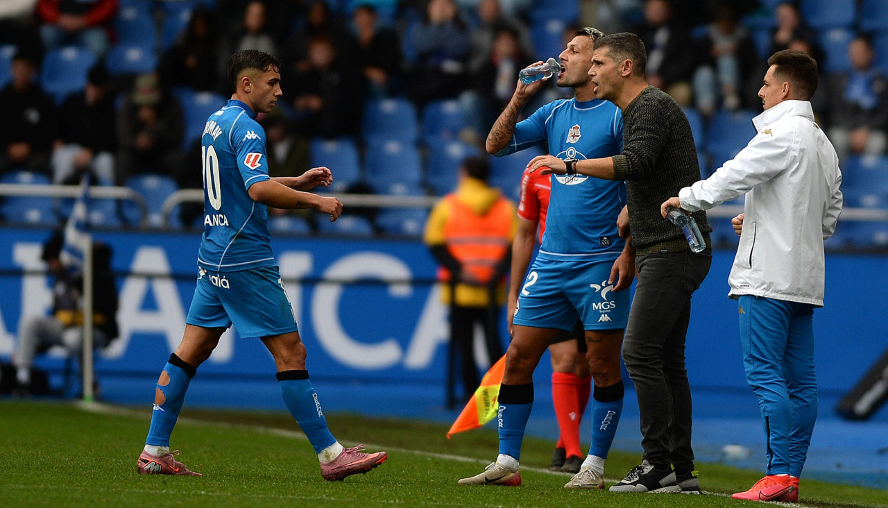 Yeremay acude al banquillo para hidratarse y escuchar a Hidalgo, que da indicaciones a Stoichkov