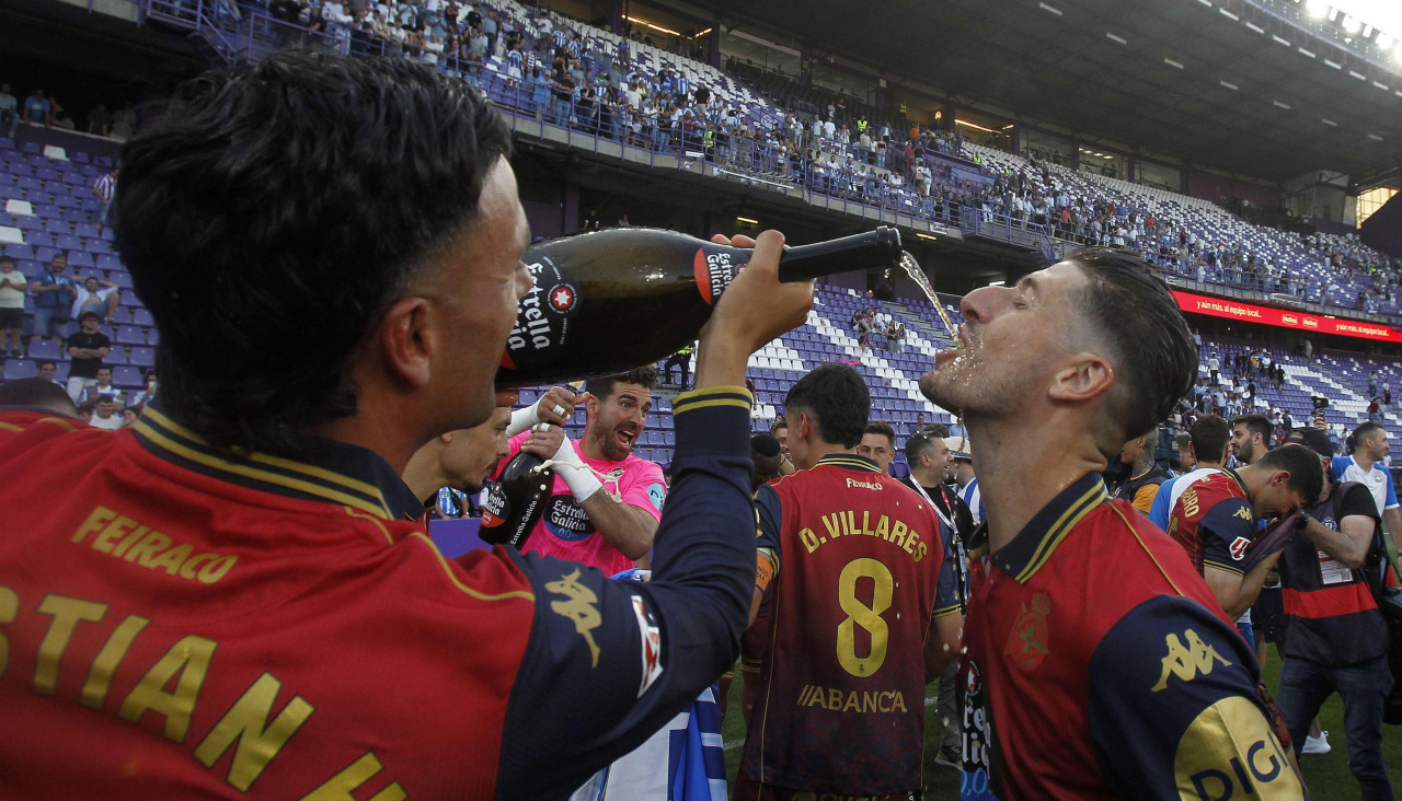 Cristian Herrera y Escudero, durante la celebración del ascenso en Valladolid