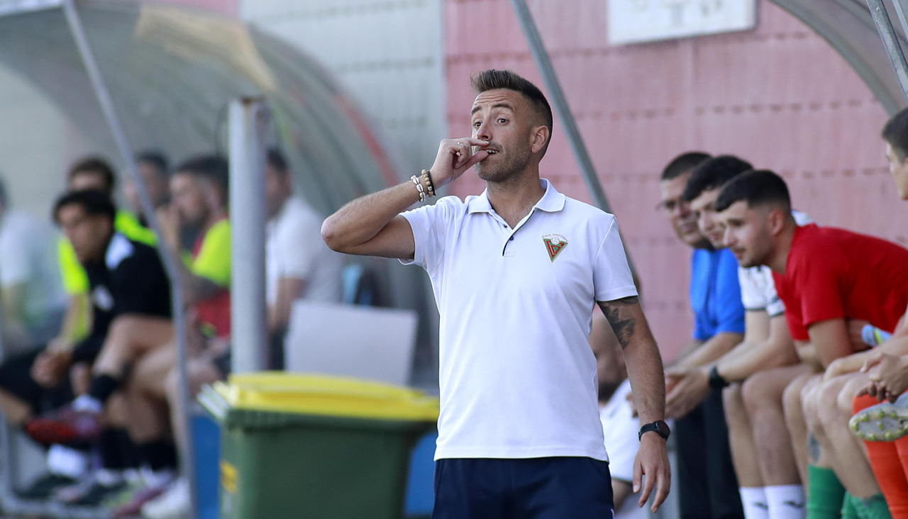 Pery López en el banquillo de A Grela durante el partido ante el Victoria