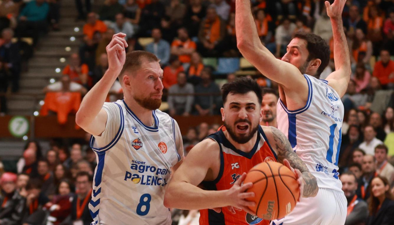 Dídac Cuevas entra a canasta entre los jugadores del Palencia Ingus Jakovics y Manu Rodríguez