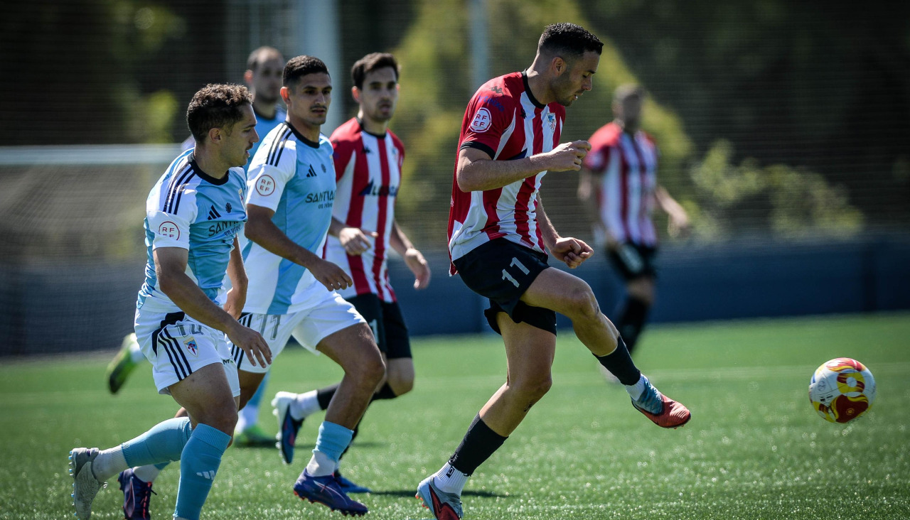 Adri Otero, delantero del Arteixo, en una acción de la primera parte