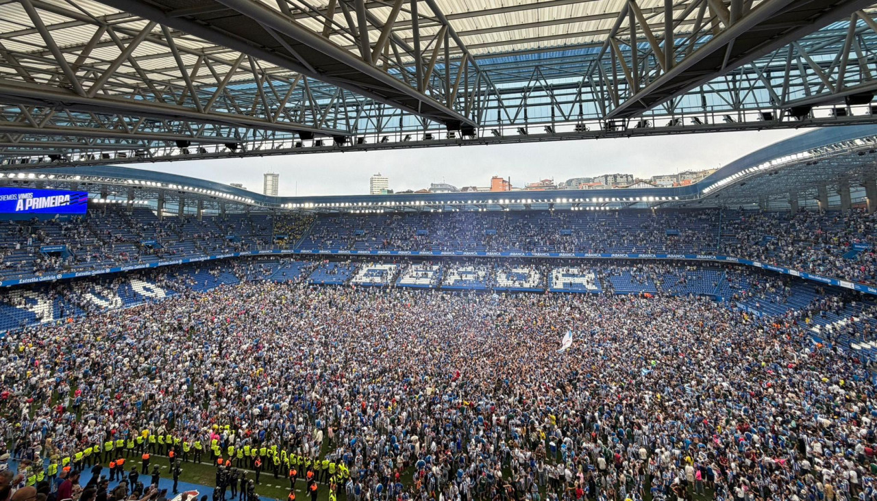 Invasión de campo en Riazor durante el Deportivo-Las Palmas