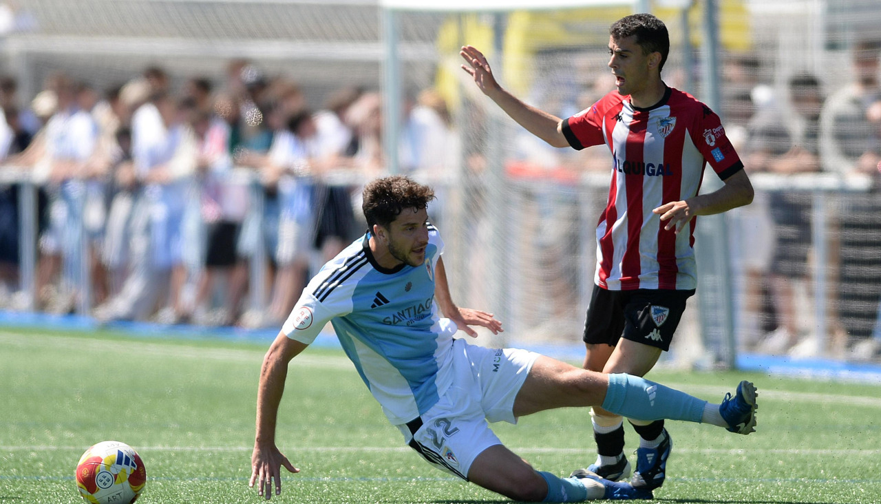 Jota Sanmarful, mediapunta del Arteixo, en una acción del partido