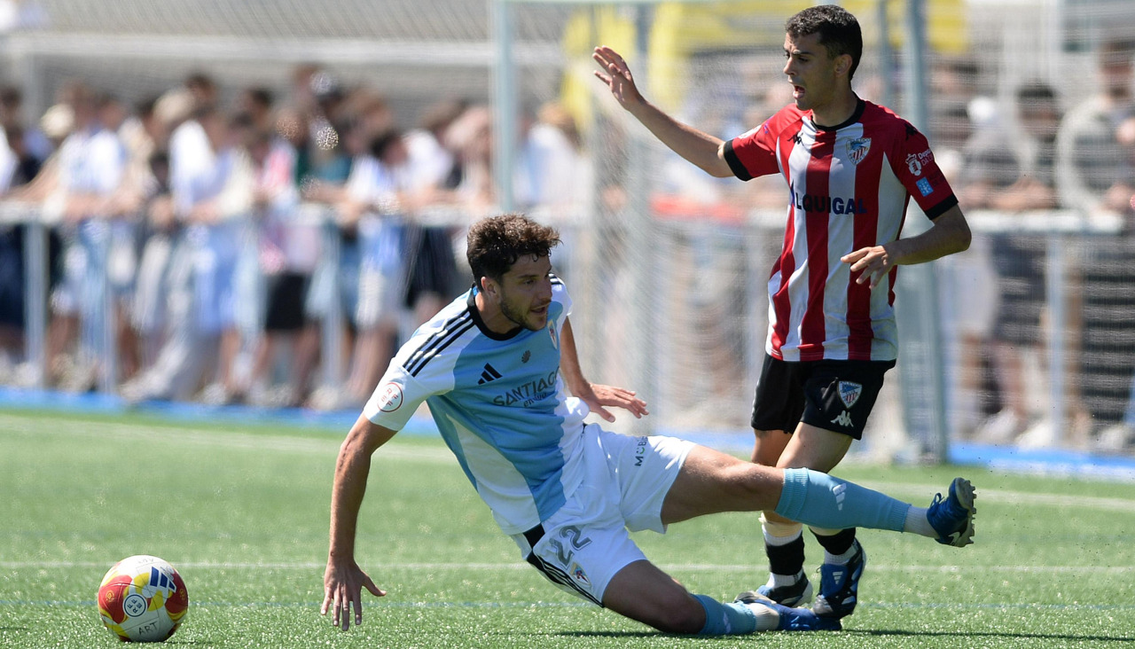 Jota Sanmarful, mediapunta del Arteixo, en una acción del partido
