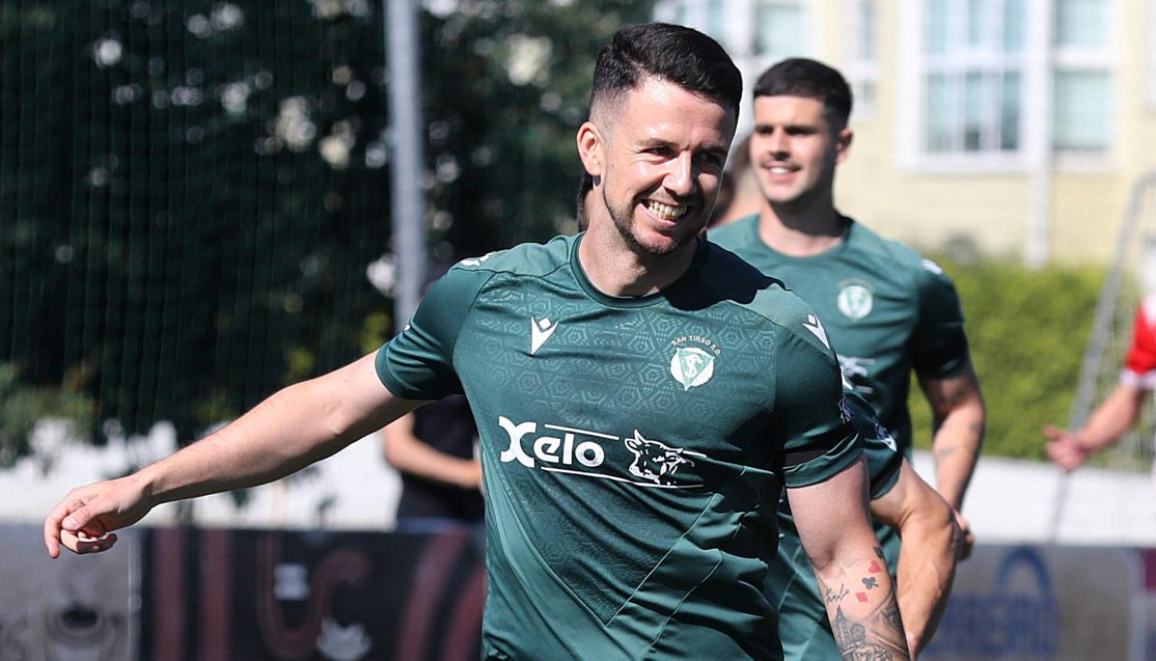 El extremo Rafa Mella celebra el primer gol en el San Tirso-Atios