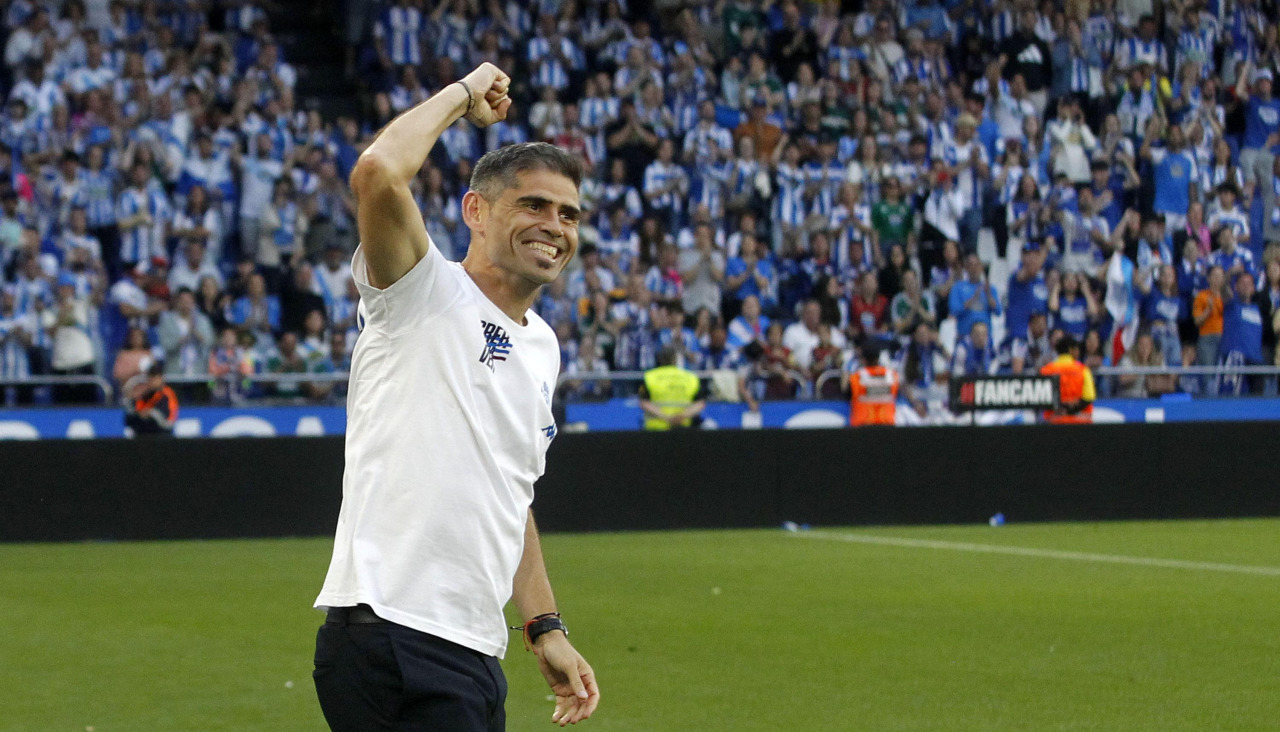 Antonio Hidalgo durante la celebración del Deportivo en el césped de Riazor