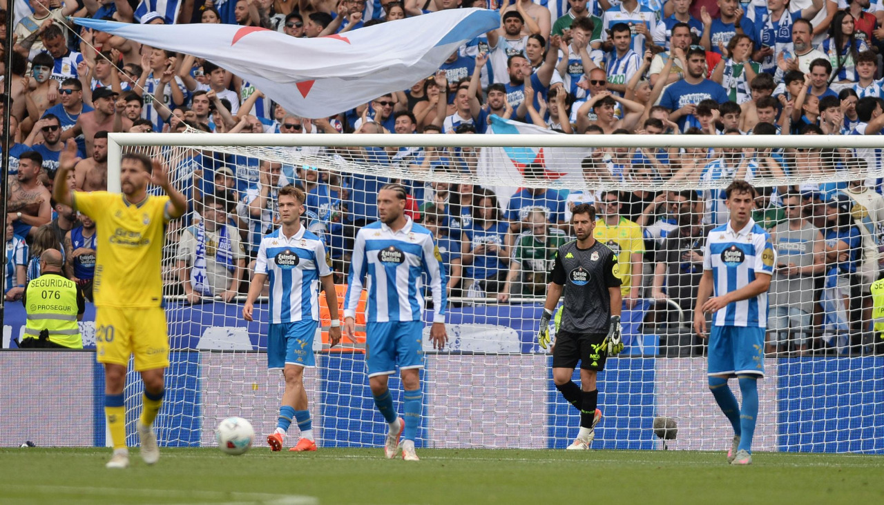 Quintana. Deportivo - Las Palmas en Riazor. Público, jugadas, entrenadores, llegada de bus al estadio y celebraciones