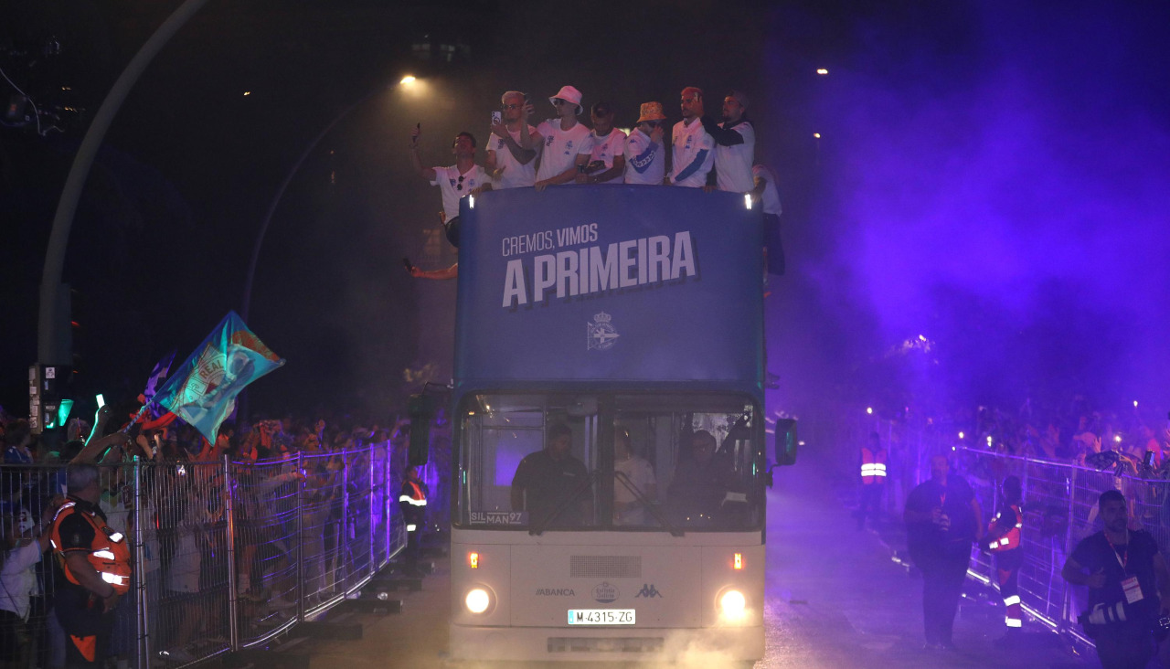 El bus descapotado con la plantilla del Dépor se abre paso hacia la fuente de Cuatro Caminos