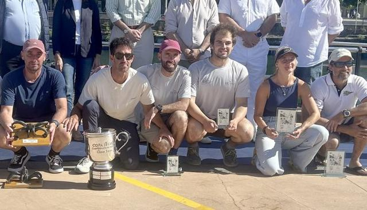 José Ramón Pardo y Roberto Bermúdez posan con los trofeos del Nacional de Snipe