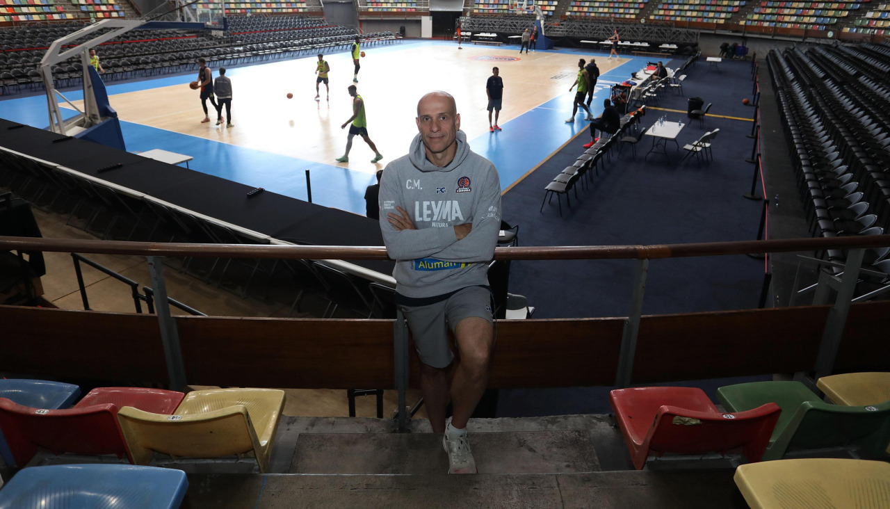Carles Marco posa para Dxt Campeón antes de la entrevista en el Coliseum