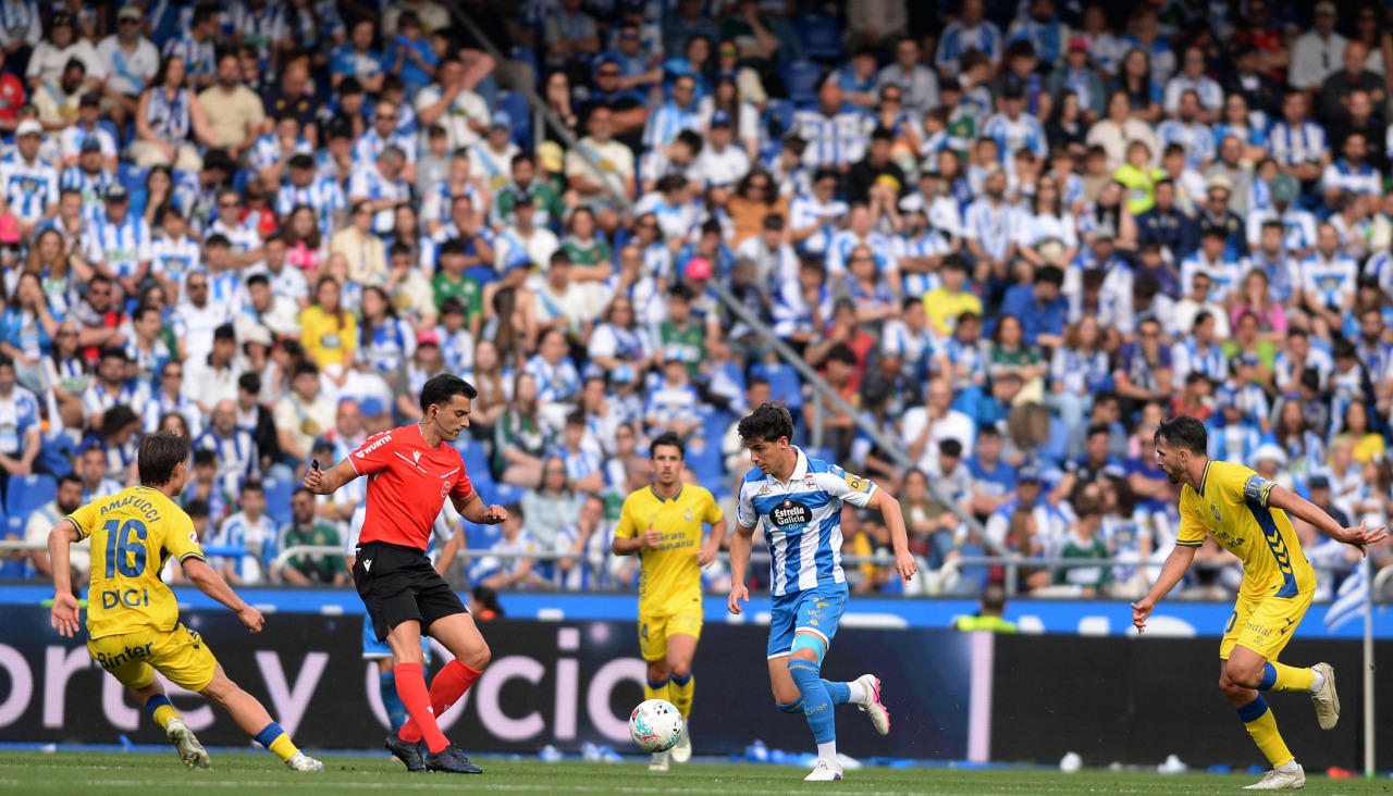Riki conduce el balón durante el último partido de Liga ante Las Palmas, el choque de mayor afluencia en Riazor en todo el curso
