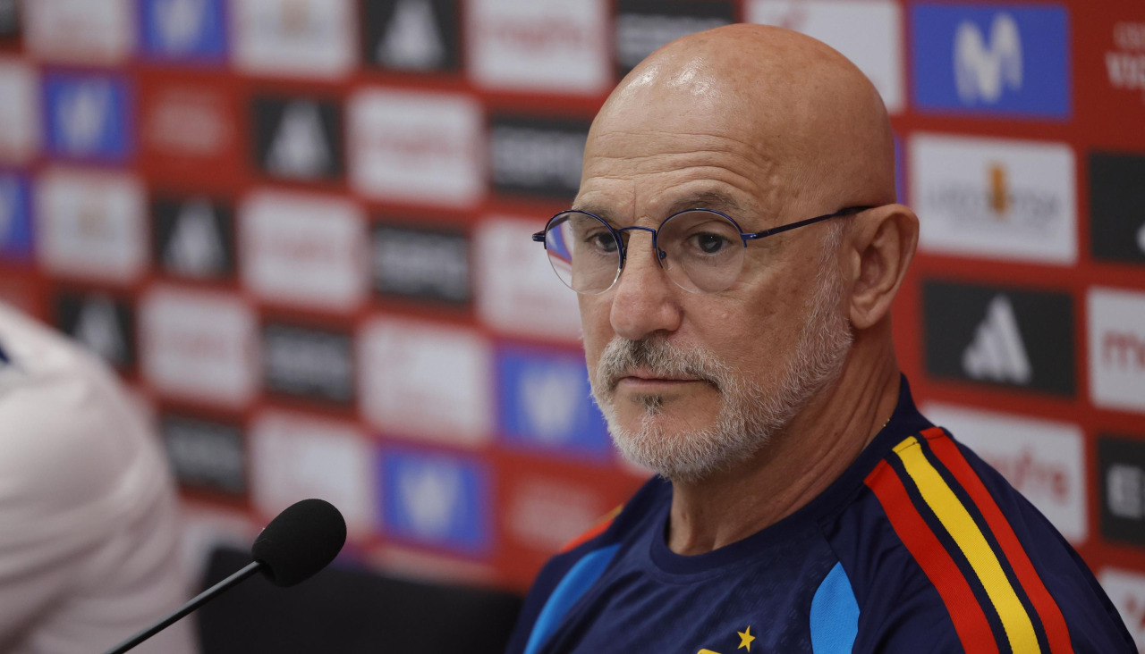 El entrenador de la selección española, Luis de la Fuente, durante la rueda de prensa posterior al entrenamiento realizado este miércoles en la Ciudad del Fútbol de Las Rozas, en la víspera del partido amistoso preparatorio para el Mundial 2026 que el jueves disputa contra la de Irak de A Coruña.
