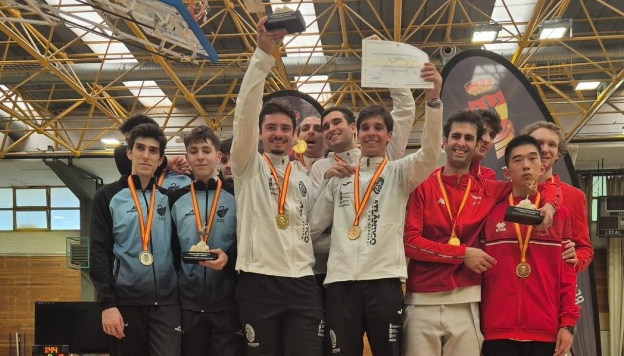 Los esgrimistas del Atlántico, en el centro, con las medallas de oro