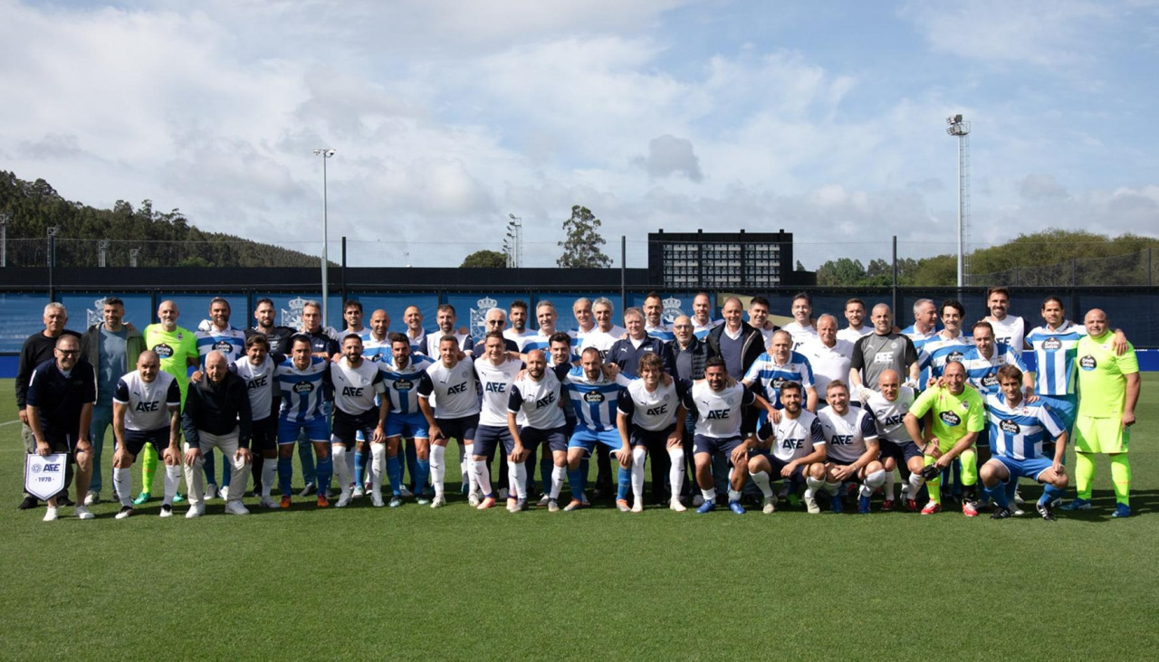La selección de Veteranos de AFE y los veteranos del Dépor en un partido solidario en Abegondo