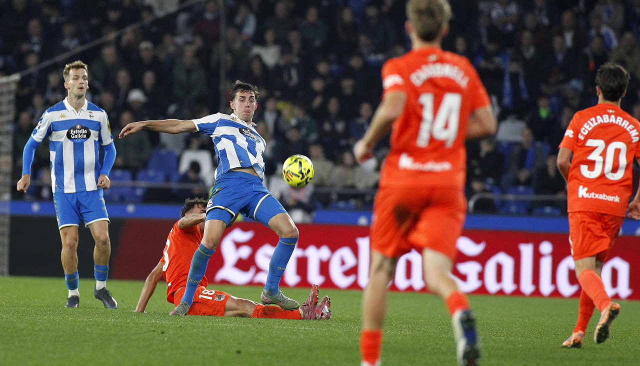 Dani Barcia disputa el balón en el Deportivo-Real B, con Comas observando por detrás