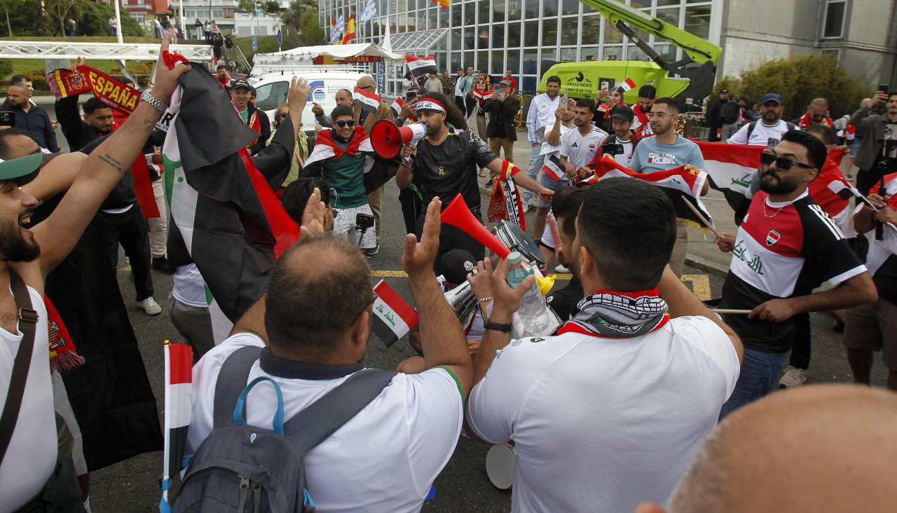 Afición de Irak en la previa del partido en Riazor