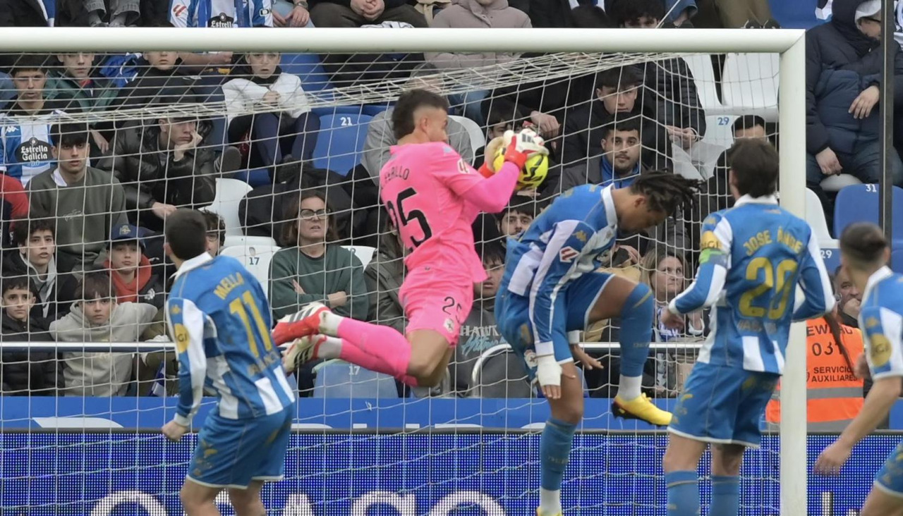 Álvaro Ferllo ataja el balón en el Deportivo-Albacete de Riazor