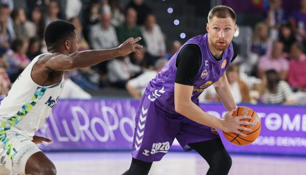 El exnaranja Ingus Jakovics, durante el Palencia-Menorca de la fase regular