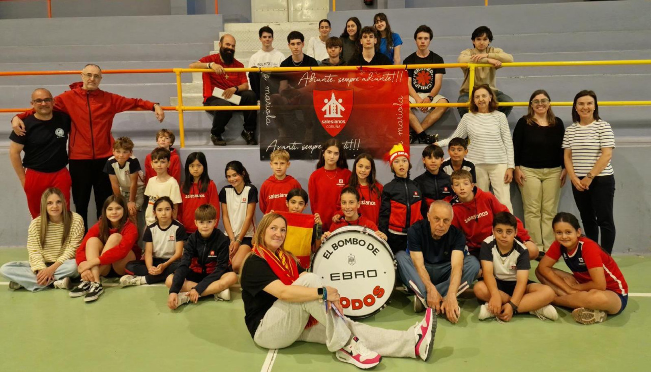 Miembros del colegio Salesianos posan con el bombo de la selección española ganado en un concurso