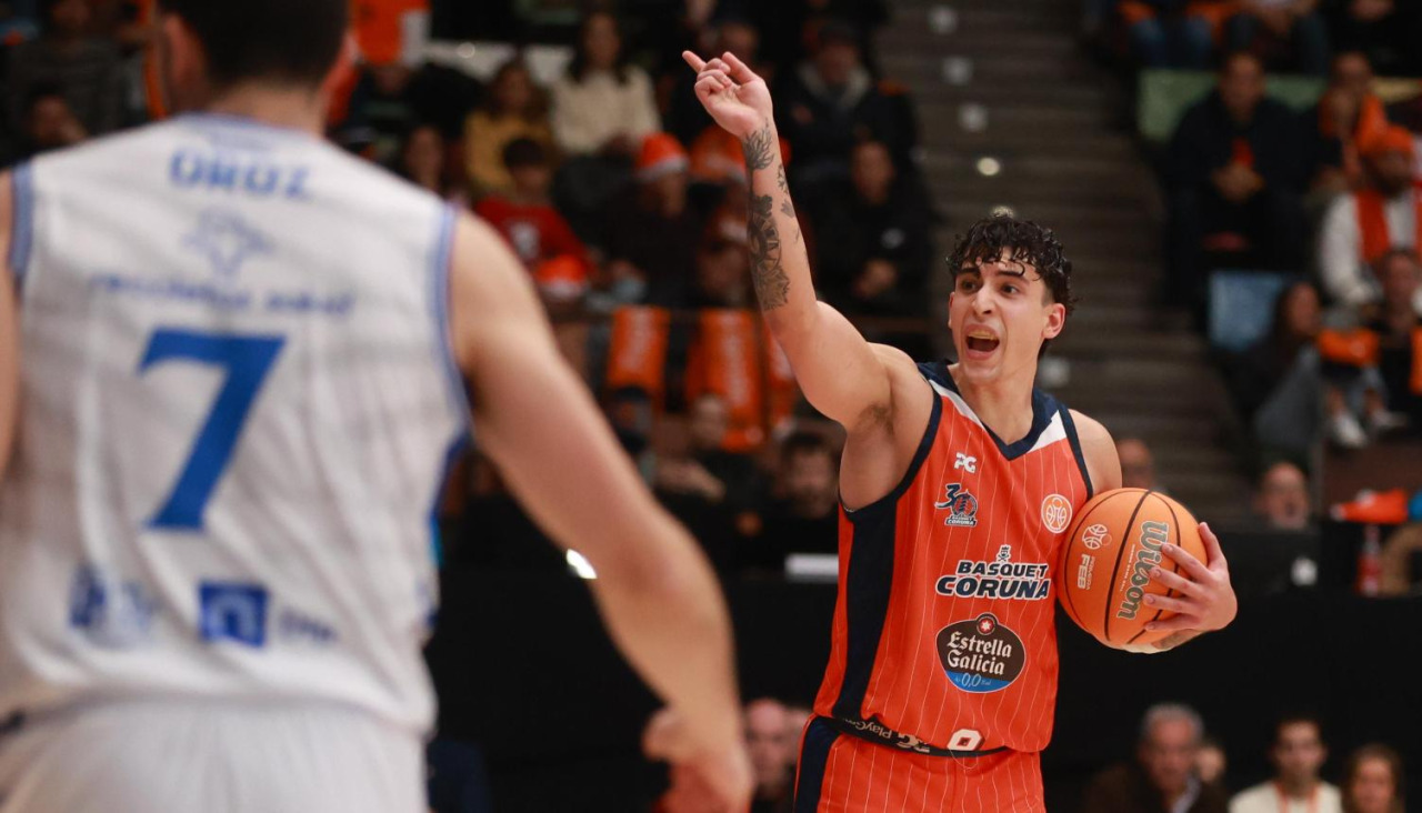 Caio Pacheco marca jugada en el Básquet Coruña-Palencia de la primera vuelta liguera (82-75)