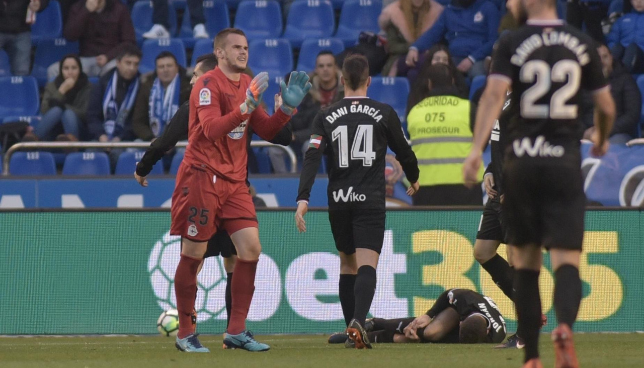 Maksym Koval, a punto de ver la roja en su debut con el Deportivo ante el Eibar en la temporada 2017-18