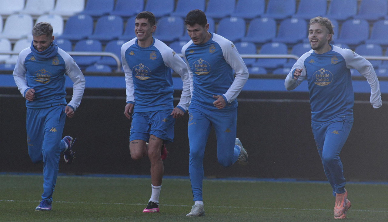 Yeremay Hernández, Diego Villares, Miguel Loureiro y David Mella corren durante un entrenamiento en Riazor