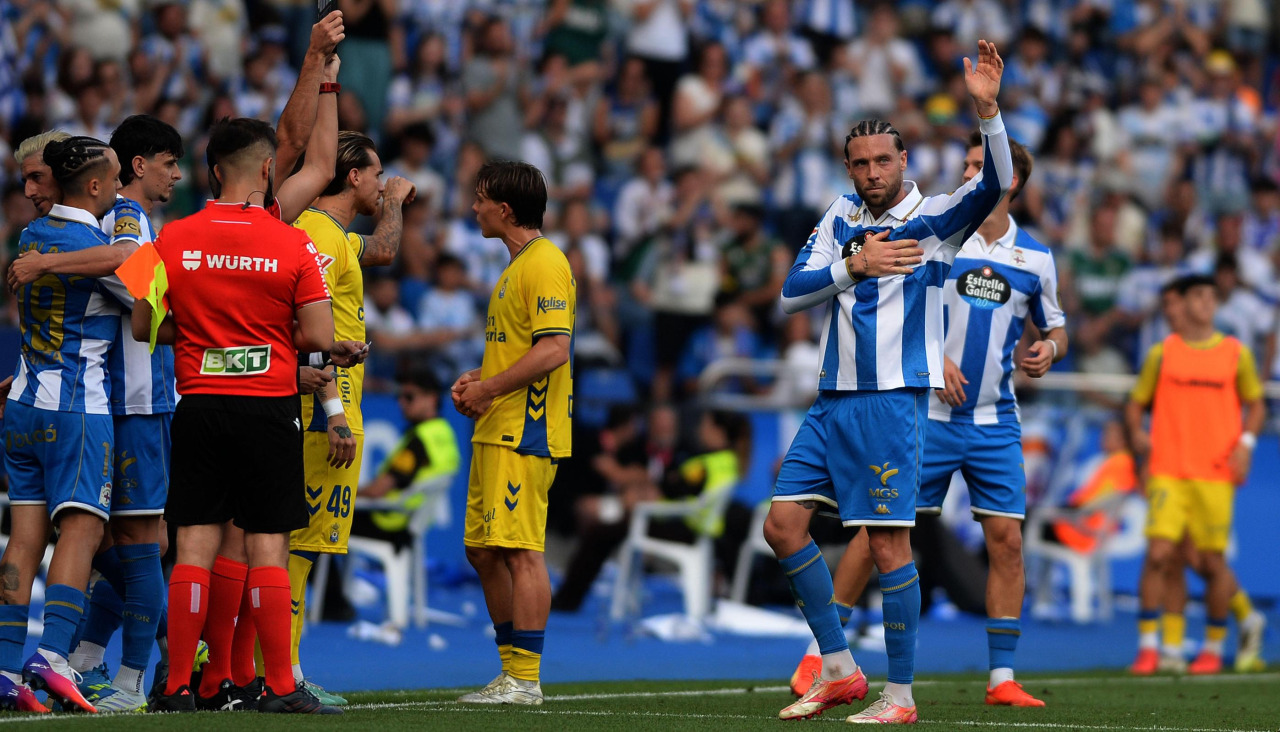 José Ángel saluda a la afición al ser sustituido en el Deportivo-Las Palmas