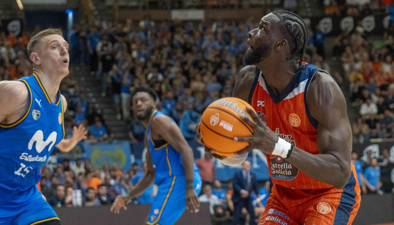 Mus Barro en el Estudiantes-Básquet Coruña
